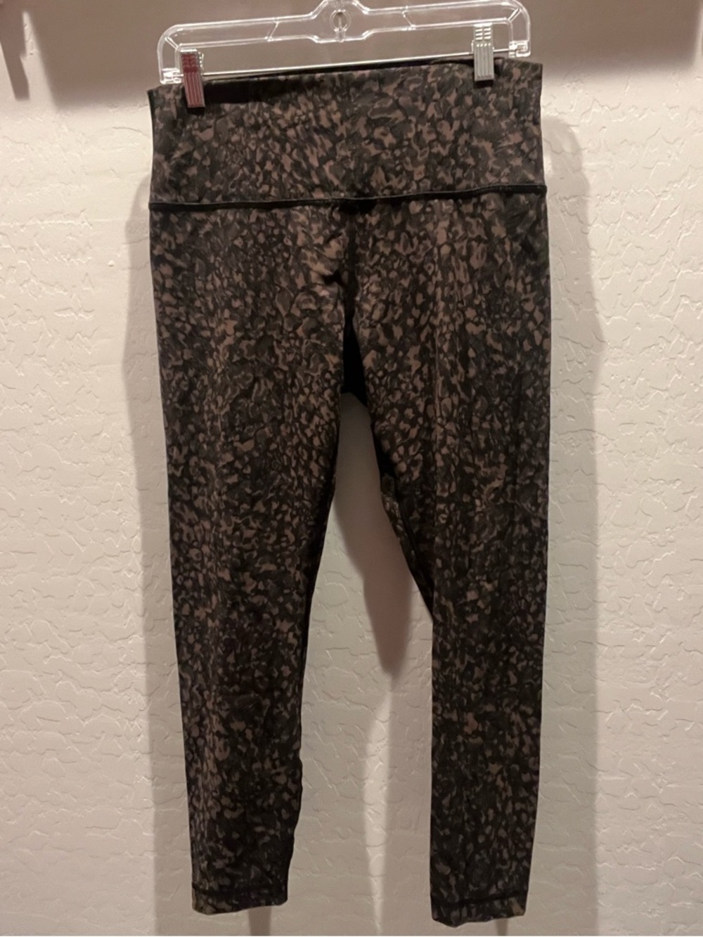 Camo-Style High-Waist Leggings in Black and Brown